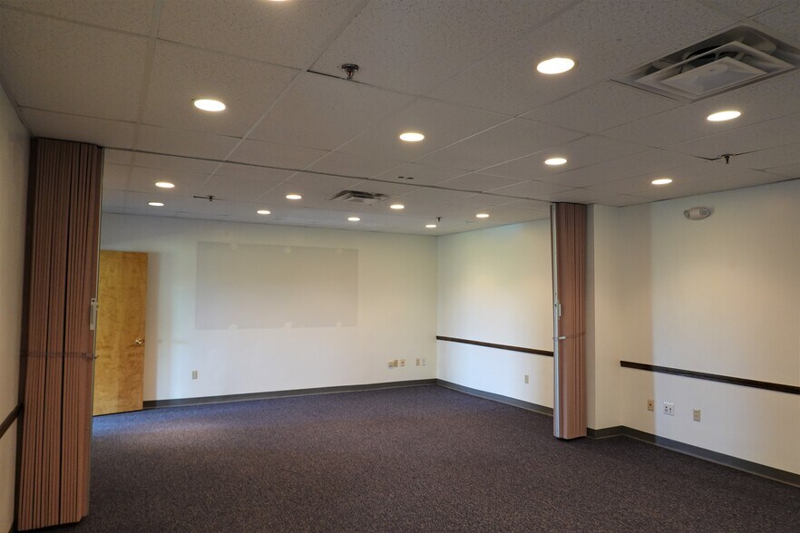 More Photos Of 412 Yellowbird Rd, Portland Office For Lease