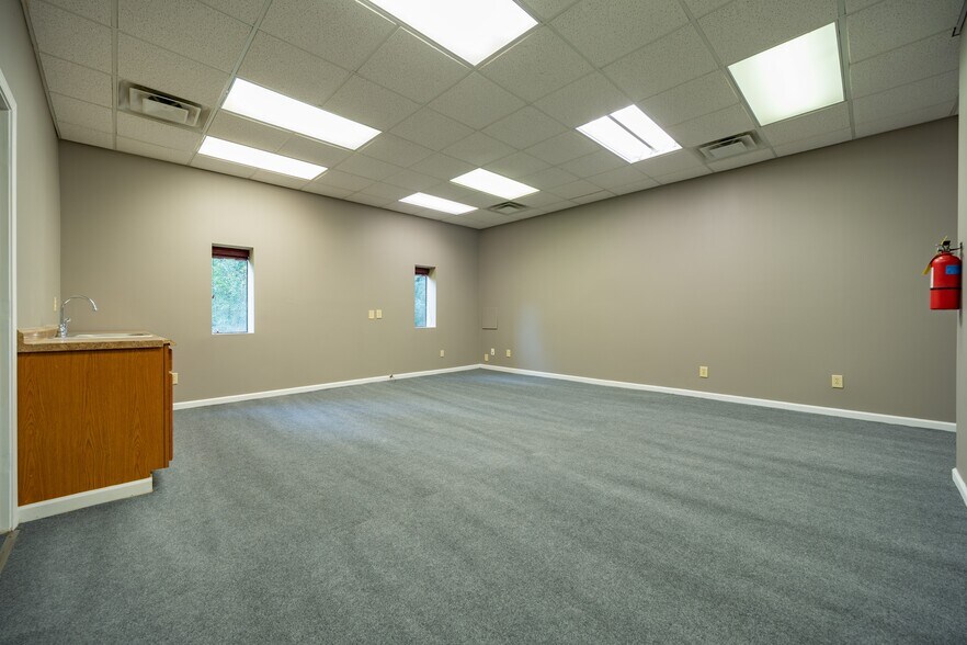 More Photos Of 555 Columbia Dr, Carrollton Office For Lease