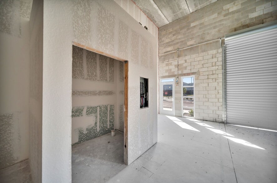 More Photos Of 1913 NE 10th Ter, Cape Coral Flex For Lease