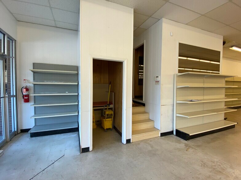 More Photos Of 401 SW 1st St, Paoli Unknown For Lease