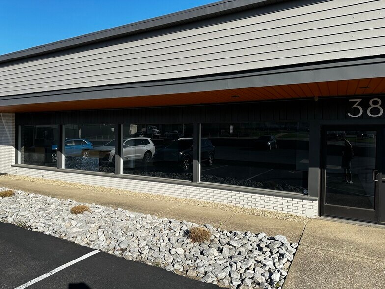 More Photos Of 38845 Mentor Ave, Willoughby Showroom For Lease