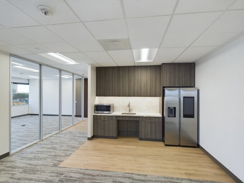 More Photos Of 1250 W Mockingbird Ln, Dallas Office For Lease