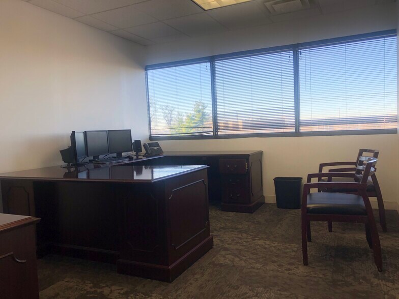 More Photos Of 7900 Tanners Gate Ln, Florence Office For Lease