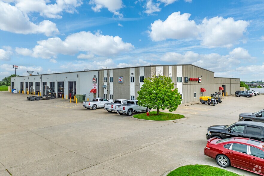 Primary Photo Of 407 Adventureland Dr NE, Altoona Truck Terminal For Sale