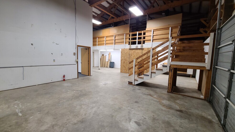 More Photos Of 11781 Watertank Rd, Burlington Manufacturing For Lease