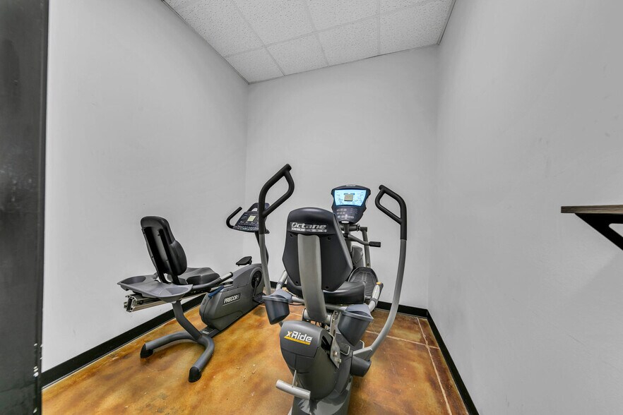 More Photos Of 2500 S Ferdon Blvd, Crestview Storefront For Lease