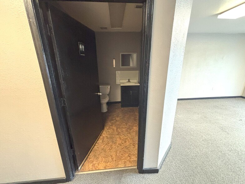 More Photos Of 1035 E 23rd St, Lawrence Warehouse For Lease