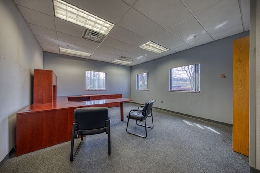 More Photos Of 134 Waupaca Dr, Etowah Manufacturing For Sale