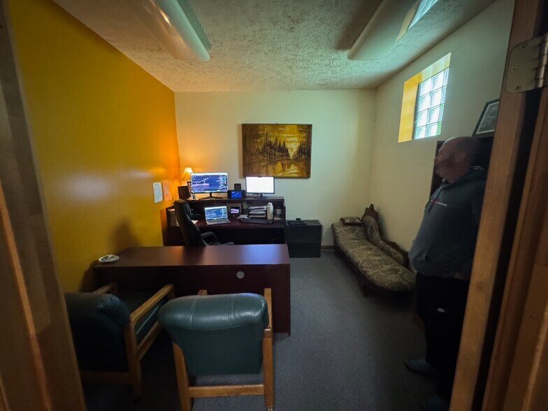 More Photos Of 108 Ball St, East Syracuse Flex For Sale