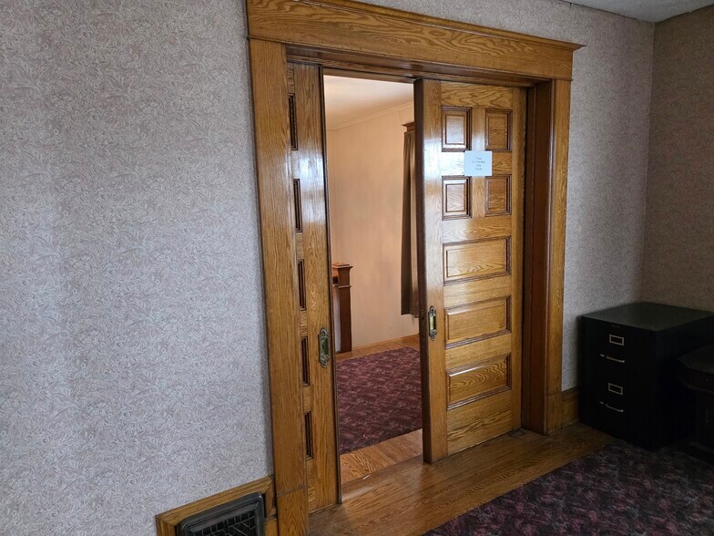 More Photos Of 219 E Lawrence Ave, Charlotte Office For Sale