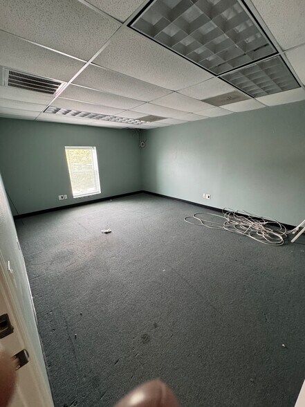 More Photos Of 8717 Windswept Ln, Houston Warehouse For Lease