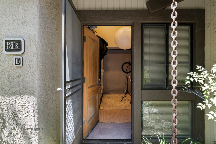 More Photos Of 23501 Park Sorrento, Calabasas Loft Creative Space For Sale