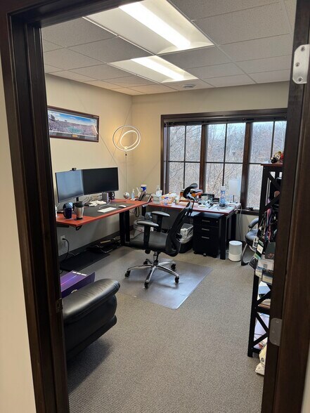 More Photos Of 906 Inwood Ave N, Oakdale Office For Lease