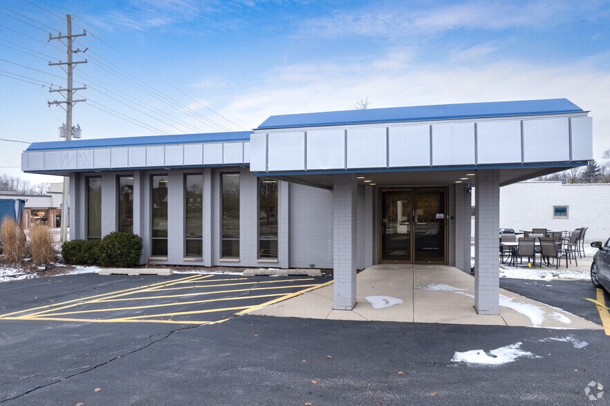 More Photos Of 306 W Northwest Hwy, Barrington Office For Lease