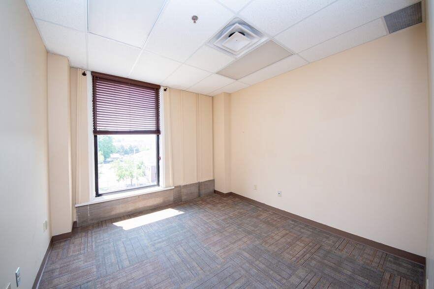 More Photos Of 501-505 E Broadway, Louisville Medical For Lease