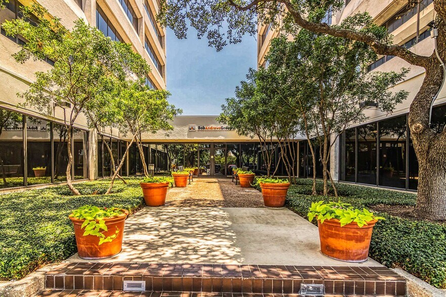 More Photos Of 8620 N New Braunfels Ave, San Antonio Unknown For Lease