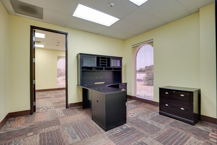More Photos Of 8855 N Stemmons Fwy, Dallas Office For Sale