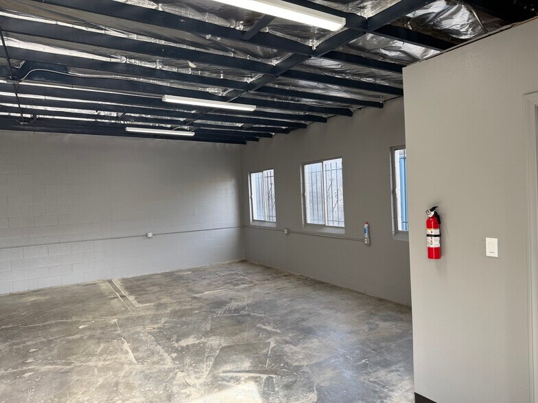 More Photos Of 14641-14643 Lull St, Van Nuys Warehouse For Lease