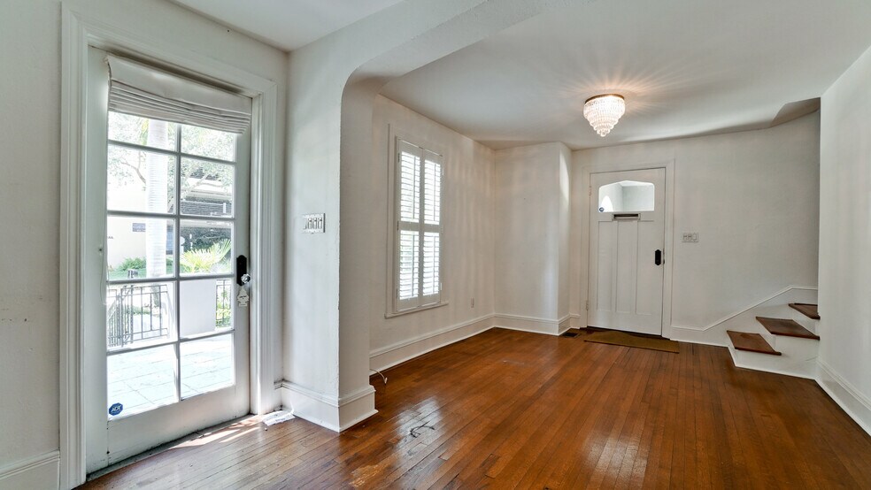 More Photos Of 1215 N Palm Ave, Sarasota Office For Sale