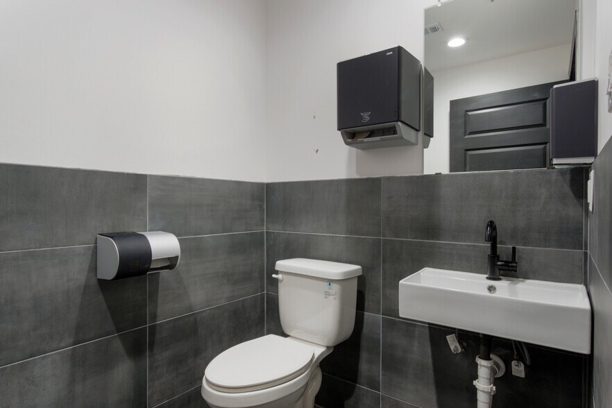 More Photos Of 6704 Harrisburg Blvd, Houston Freestanding For Lease