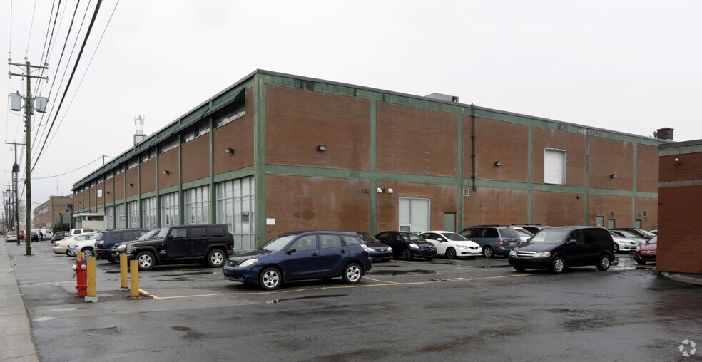 More Photos Of 5745 Rue Paré, Mt Royal Manufacturing For Lease