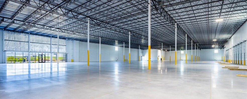 More Photos Of 2700 York Rd, Elk Grove Village Warehouse For Lease