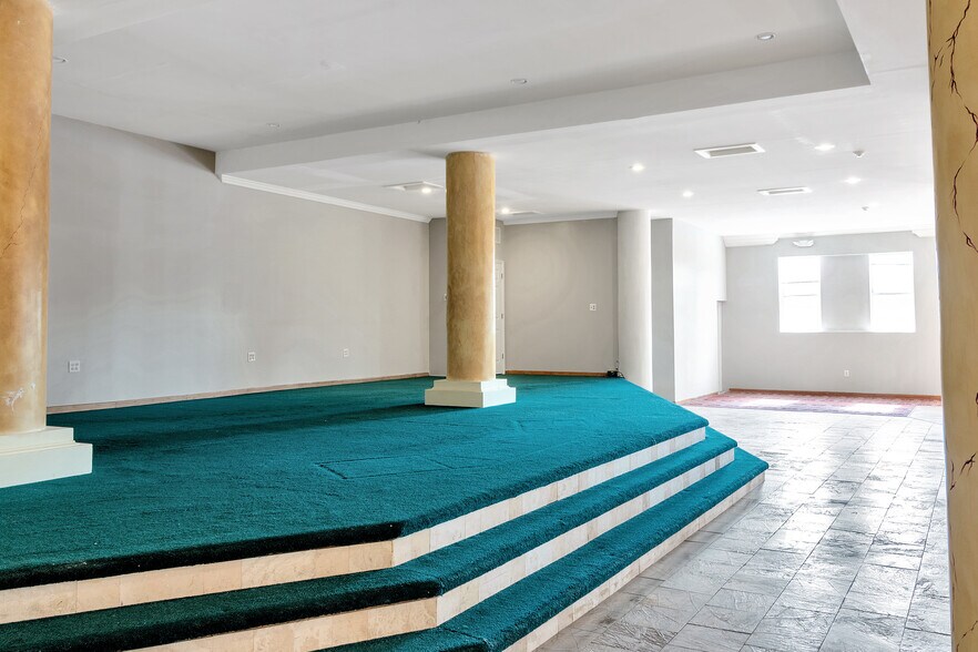More Photos Of 2613 W Hunting Park Ave, Philadelphia Light Distribution For Lease