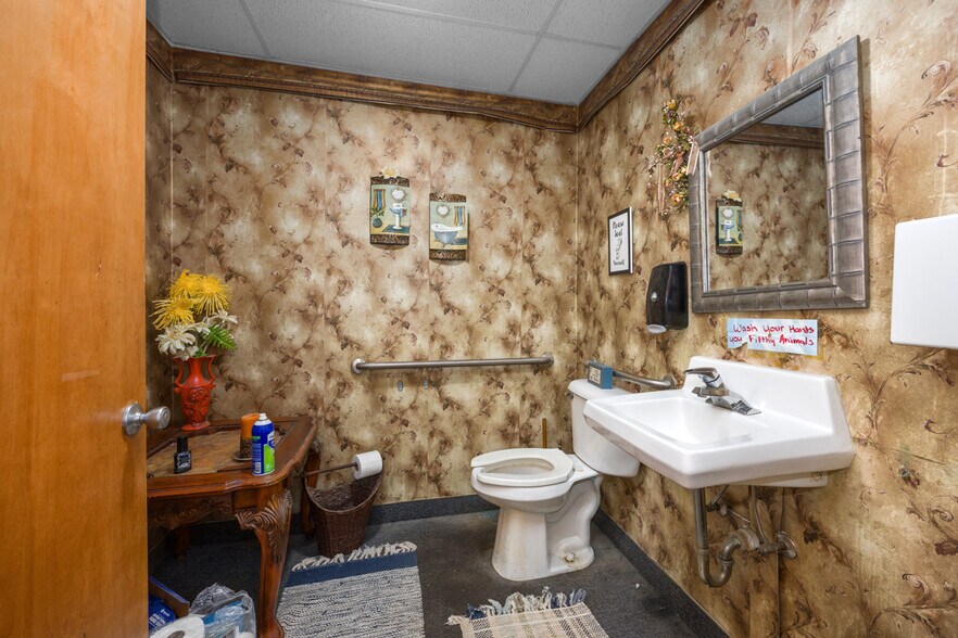 More Photos Of 1090 S Getty St, Muskegon Storefront For Sale