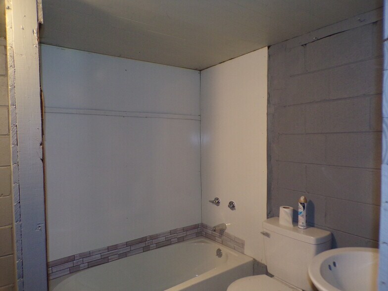 More Photos Of 450 S Oak St, Jackson Storefront Retail Office For Sale