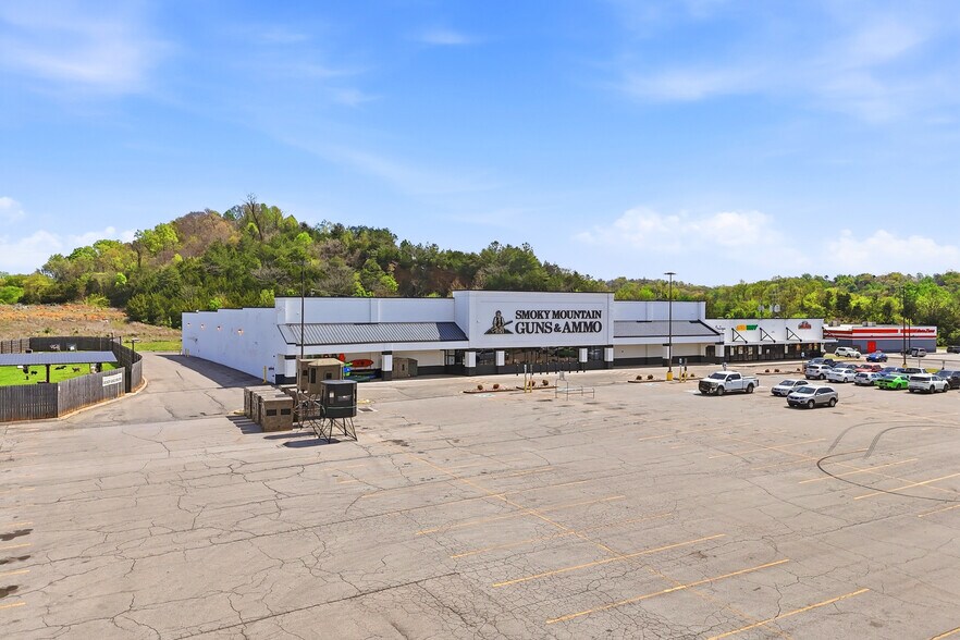 More Photos Of 6213-6221 Riverview Crossing Dr, Knoxville Supermarket For Sale