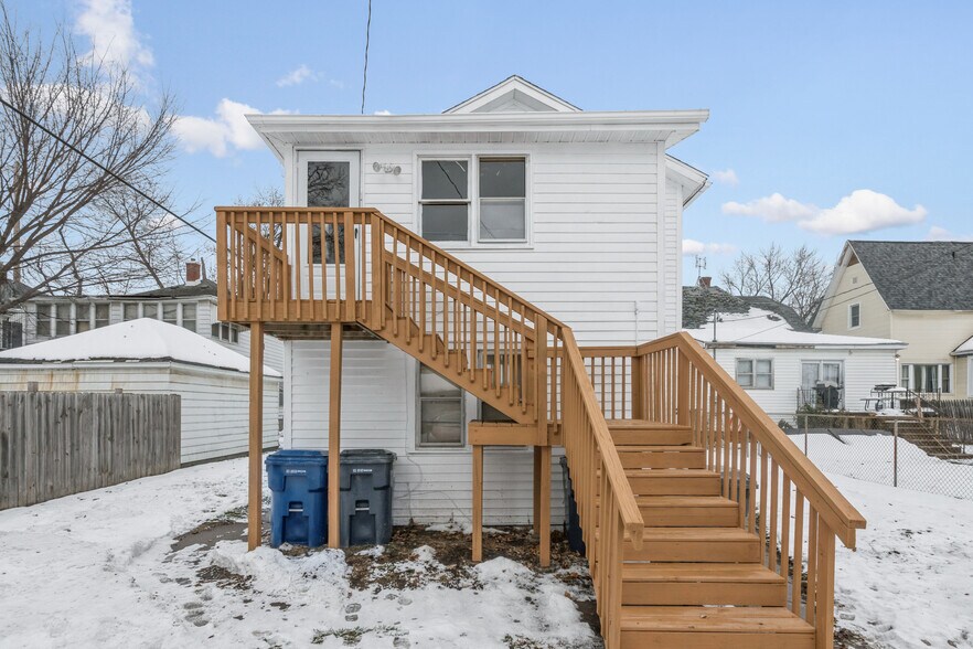 More Photos Of 557 6th Ave S, Clinton Apartments For Sale