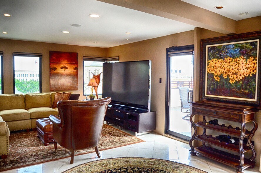 More Photos Of 126 E Main Plz, San Antonio Apartments For Sale