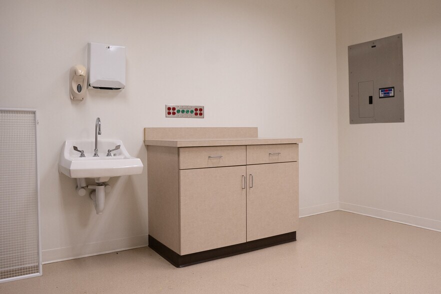 More Photos Of 1883 Highway 43 S, Canton Medical For Lease