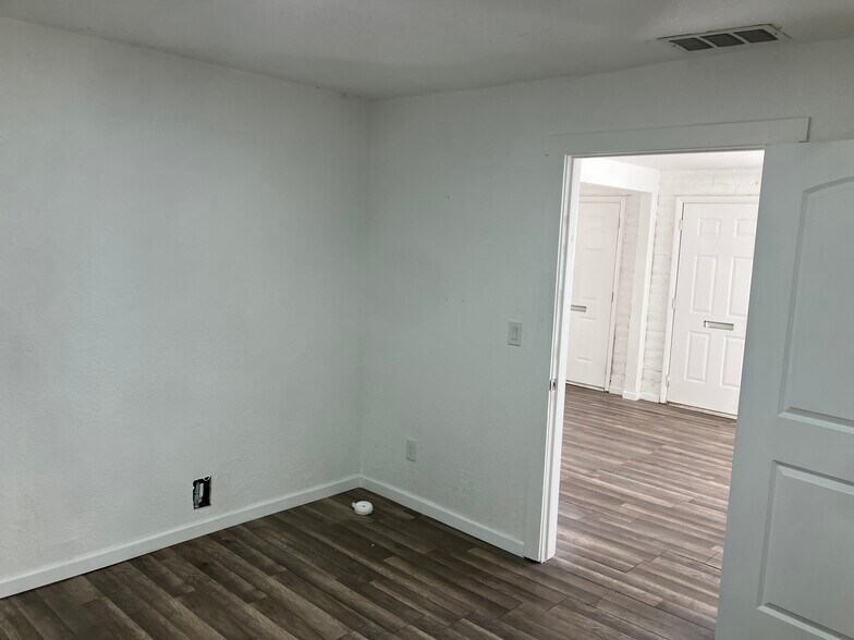 More Photos Of 5226 Commerce Dr, Salt Lake City Flex For Lease