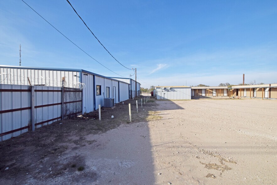 More Photos Of 305 E 57th St, Odessa Warehouse For Sale
