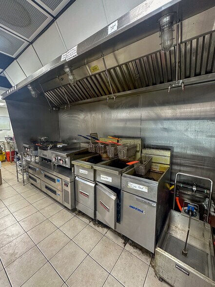 More Photos Of 3870 Elizabeth Lake Rd, Waterford Bar For Lease