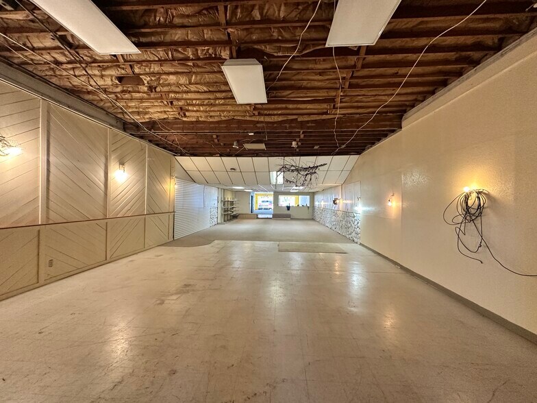 More Photos Of 303 N Center Ave, Hardin General Retail For Sale