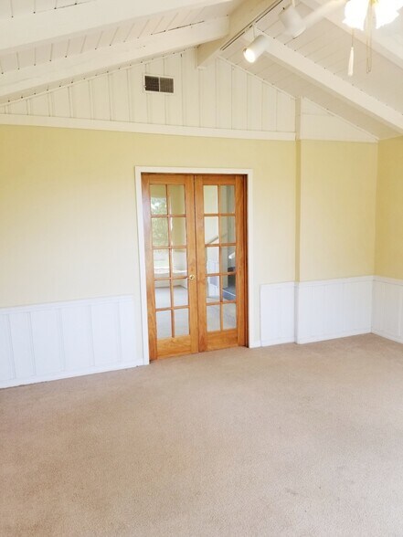 More Photos Of 250 Sunset Hills Dr, Sunrise Beach Storefront Retail Office For Sale