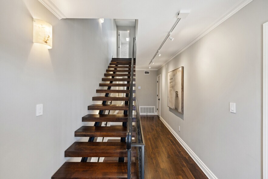 More Photos Of 1810 W 35th St, Austin Specialty For Sale