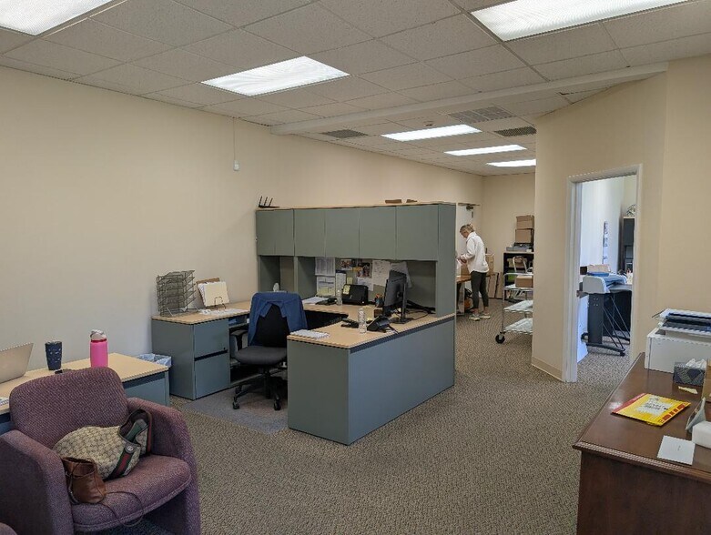 More Photos Of 341 Fairfield Rd, Freehold Warehouse For Lease