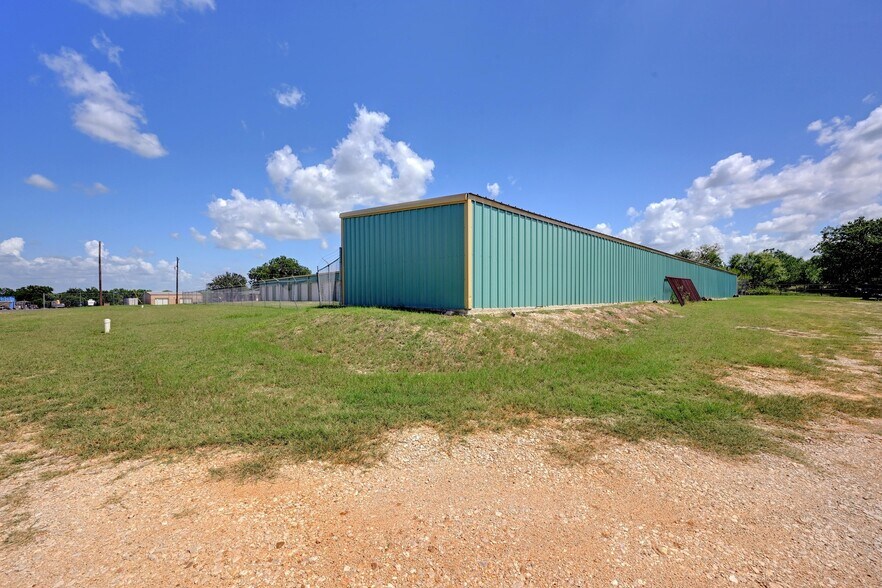 More Photos Of 1940 Magnolia Ave, Luling Self Storage For Sale