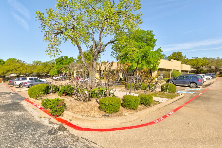 More Photos Of 807 Forest Ridge Dr, Bedford Loft Creative Space For Lease