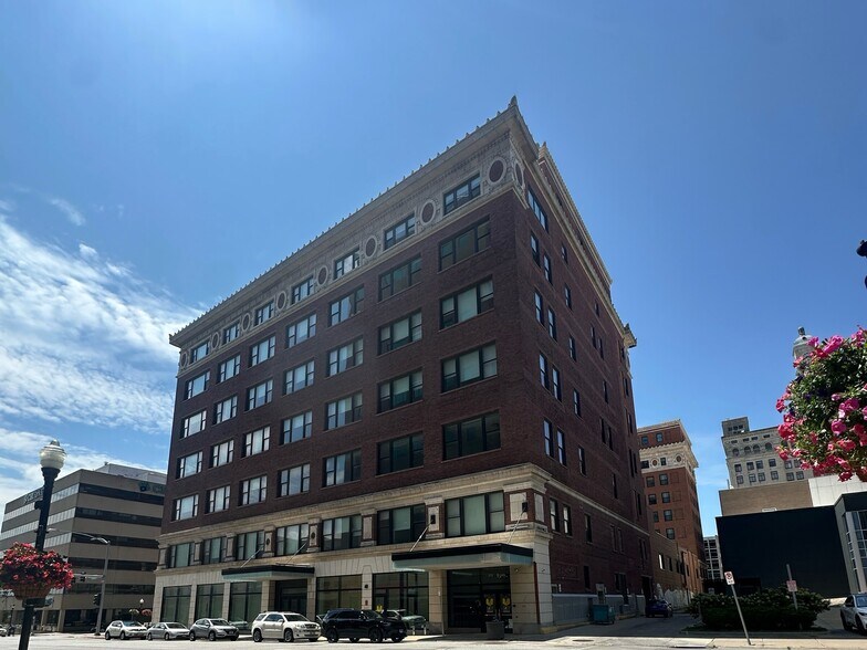 More Photos Of 102 W 2nd St, Davenport Office For Lease