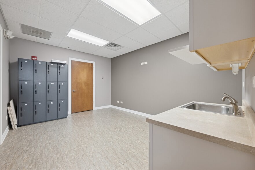 More Photos Of 2300 Lehigh Ave, Glenview Storefront Retail Office For Lease