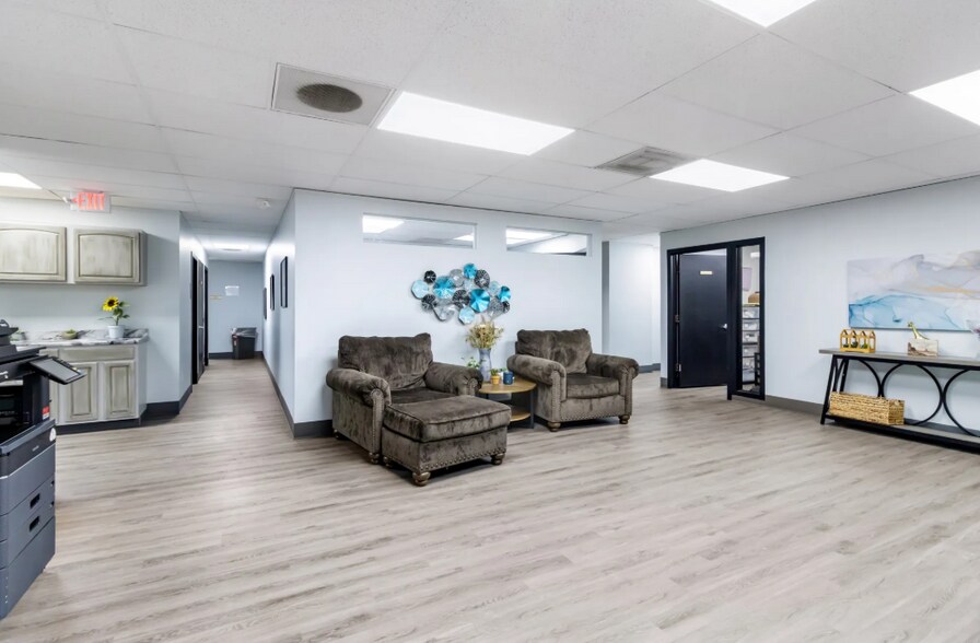 More Photos Of 23370 Commerce Dr, Farmington Hills Light Manufacturing For Lease