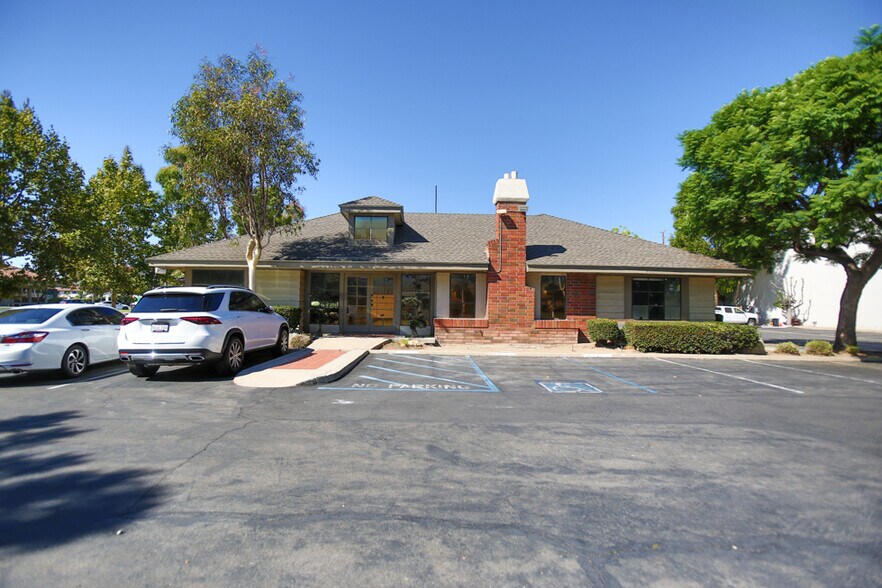 More Photos Of 1810 E 17th St, Santa Ana Medical For Lease