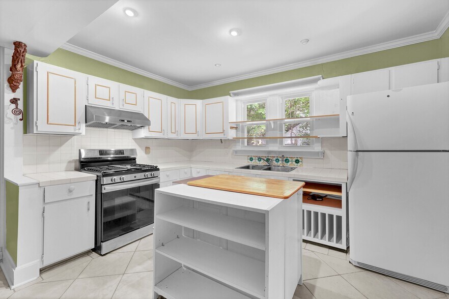 More Photos Of 4911 Oleander Dr, Wilmington General Retail For Sale