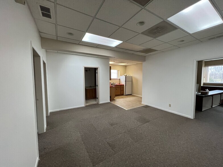 More Photos Of 6575-6577 N Avondale Ave, Chicago Service For Lease