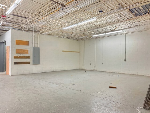 More Photos Of 22 Graf Rd, Newburyport Warehouse For Lease