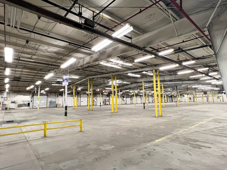 More Photos Of 675 E Allman St, Medford Warehouse For Lease
